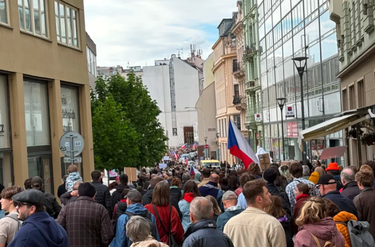 Stovky lidí vyšly v Brně do ulic za veřejnoprávní média. Kritizují plánované změny financování