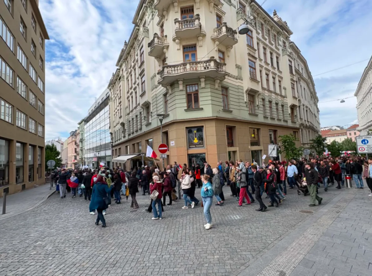 Stovky lidí vyšly v Brně do ulic za veřejnoprávní média. Kritizují plánované změny financování