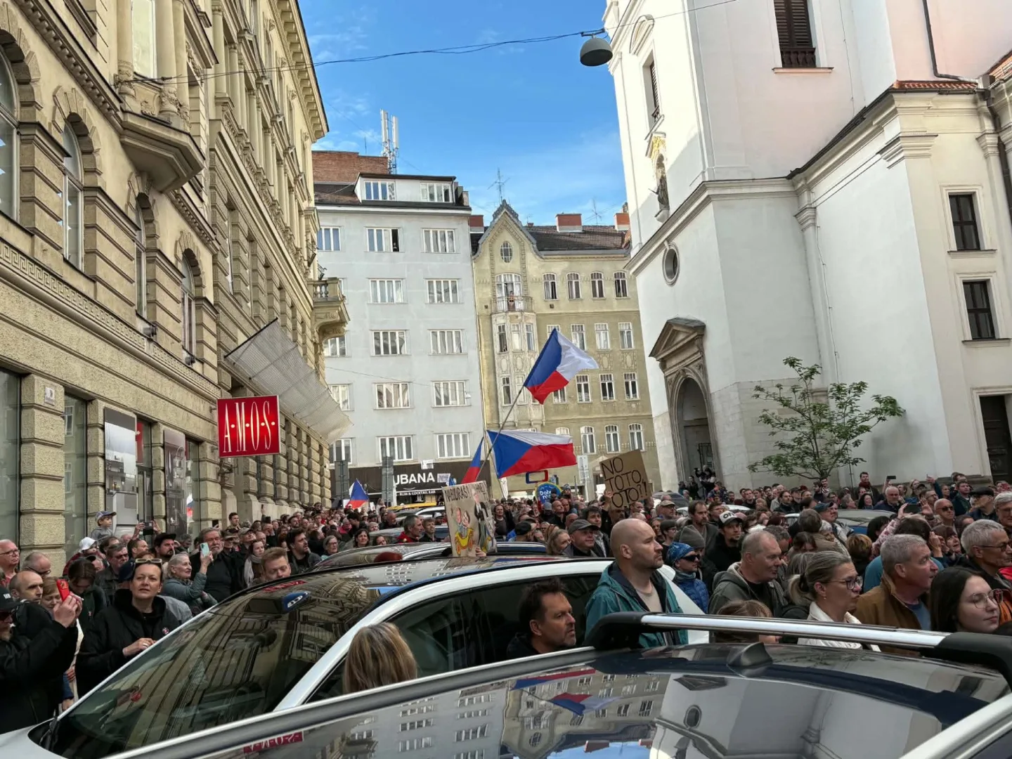 Tisíce lidí vyšly v Brně do ulic za veřejnoprávní média. Kritizují plánované změny jejich financování