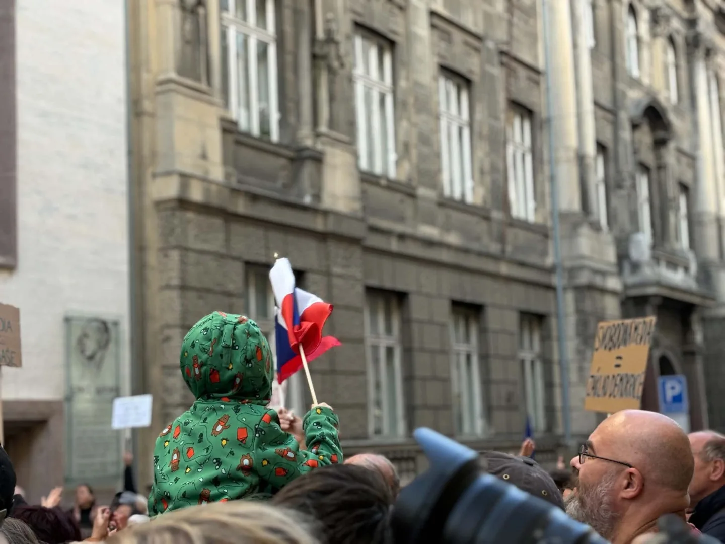 Tisíce lidí vyšly v Brně do ulic za veřejnoprávní média. Kritizují plánované změny jejich financování