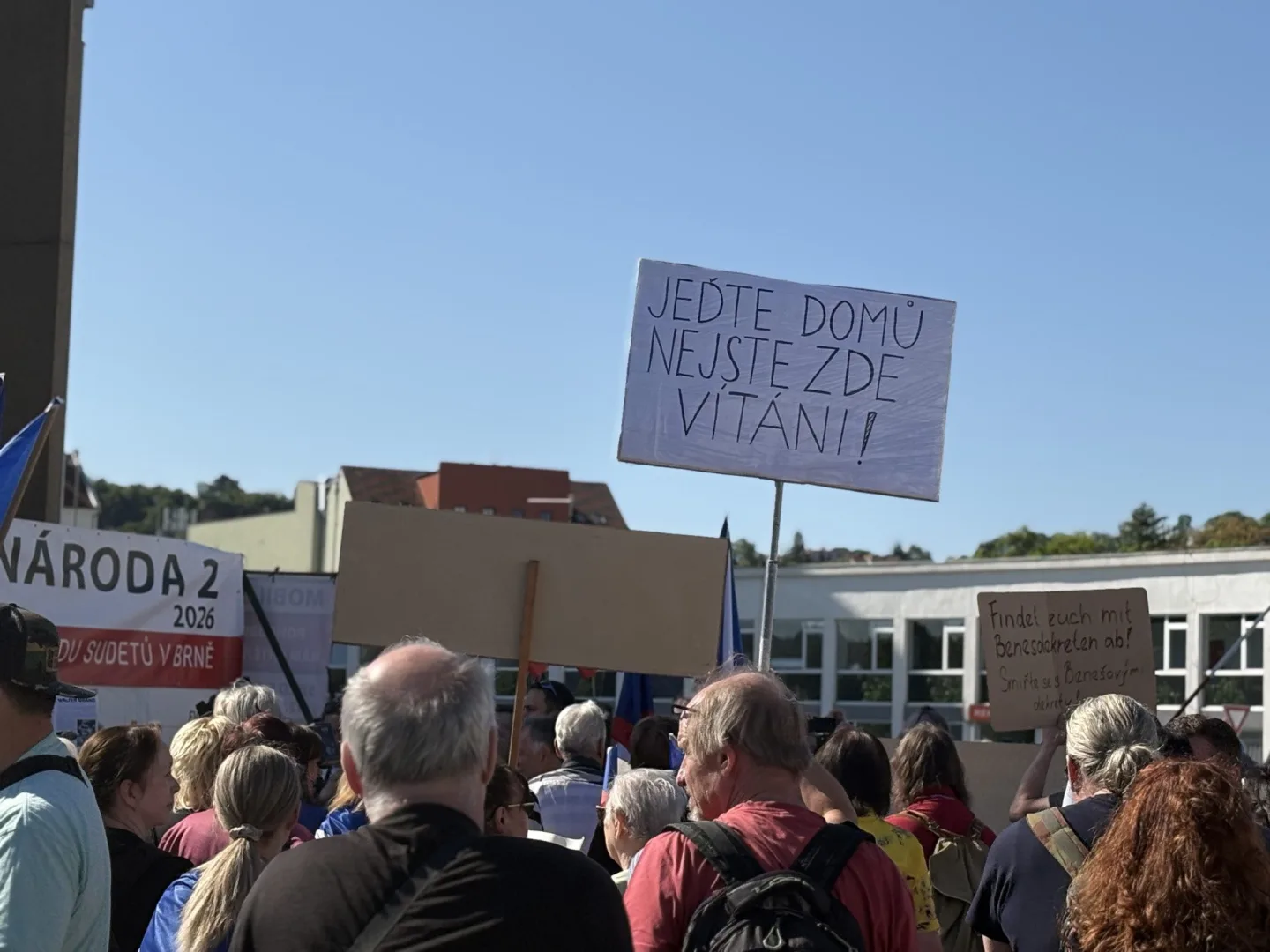 FOTO: Protestující proti sjezdu sudetských Němců u výstaviště postavili barikádu