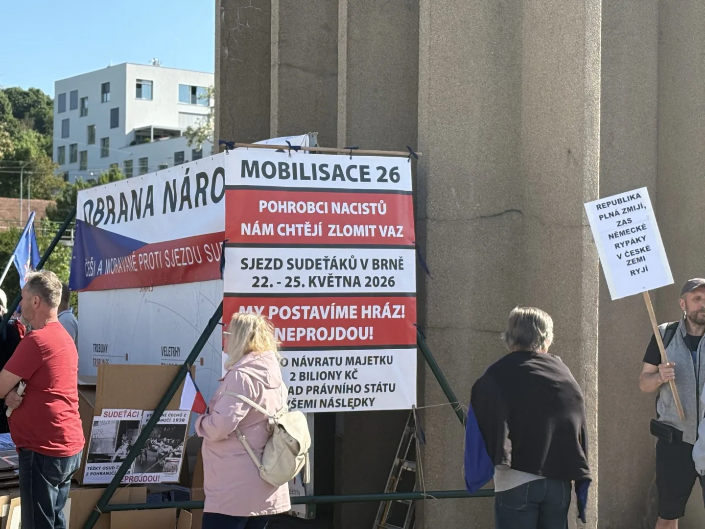 FOTO: Protestující proti sjezdu sudetských Němců u výstaviště postavili barikádu