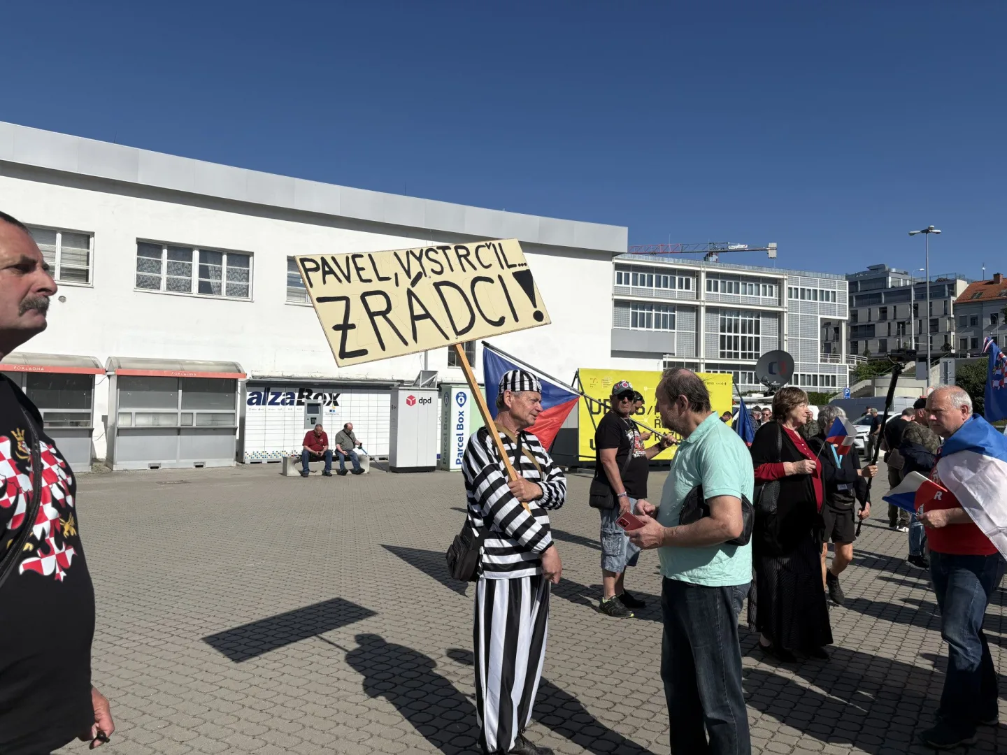 FOTO: Protestující proti sjezdu sudetských Němců u výstaviště postavili barikádu