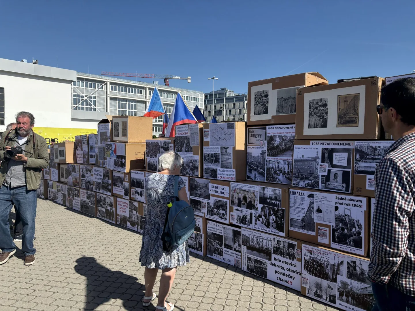 FOTO: Protestující proti sjezdu sudetských Němců u výstaviště postavili barikádu