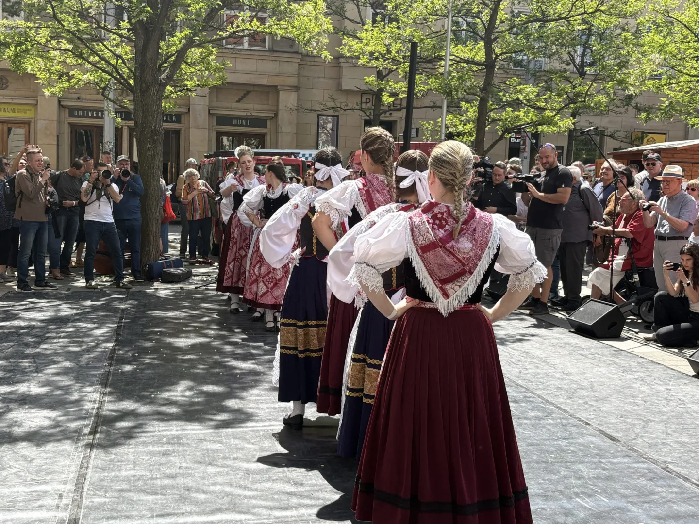 Sudetští Němci debatovali u dlouhých stolů, odpůrci protestovali s transparenty