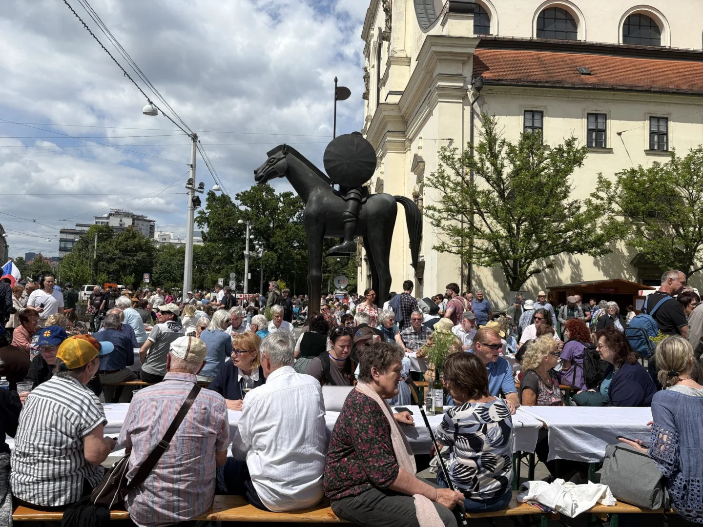 Sudetští Němci debatovali u dlouhých stolů, odpůrci protestovali s transparenty