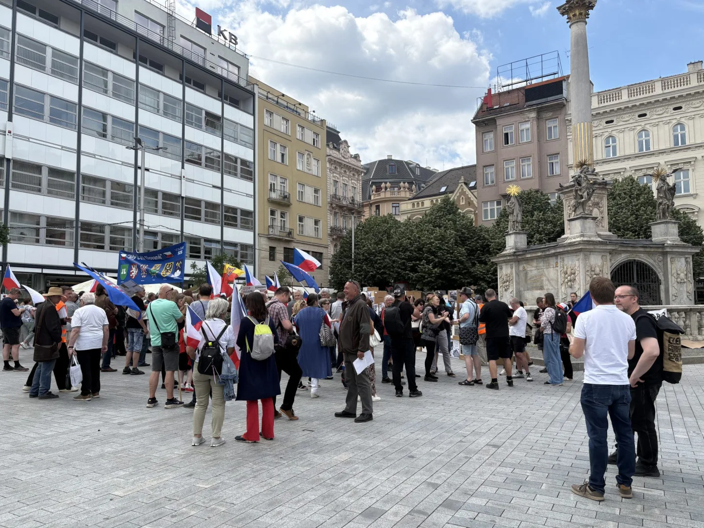 Sudetští Němci debatovali u dlouhých stolů, odpůrci protestovali s transparenty