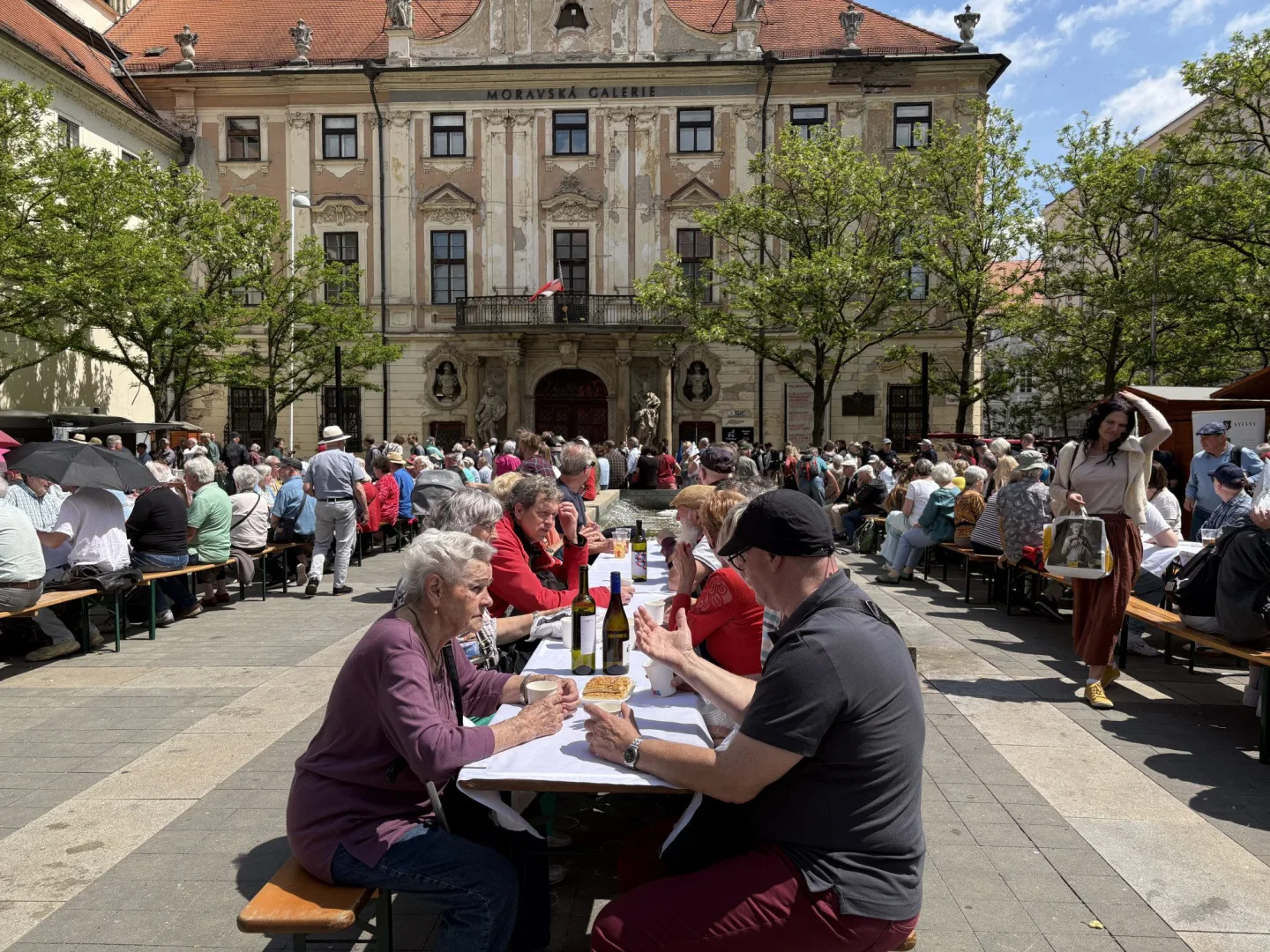 Sudetští Němci debatovali u dlouhých stolů, odpůrci protestovali s transparenty