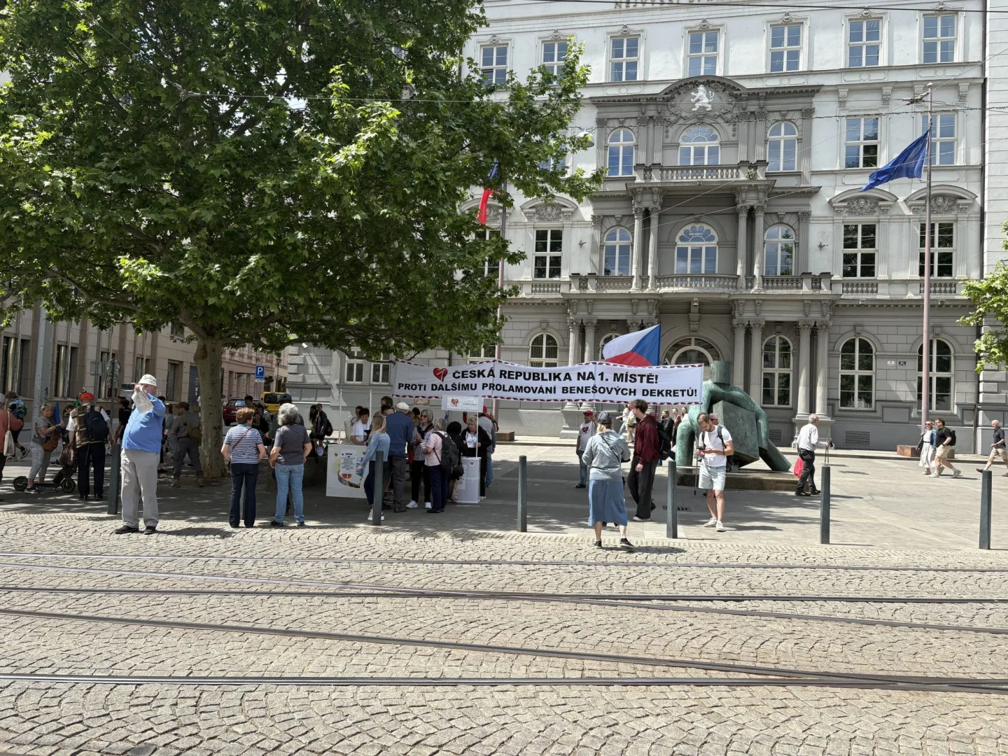Sudetští Němci debatovali u dlouhých stolů, odpůrci protestovali s transparenty