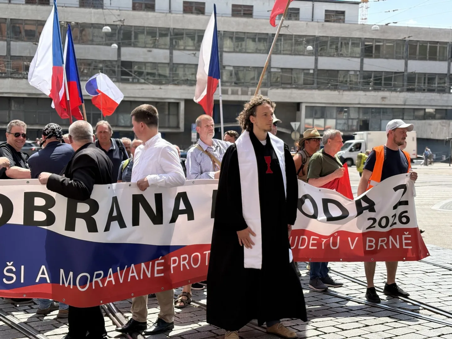 Odpůrci sudetoněmeckého sjezdu vyšli do ulic. Průvod vedl husitský kazatel