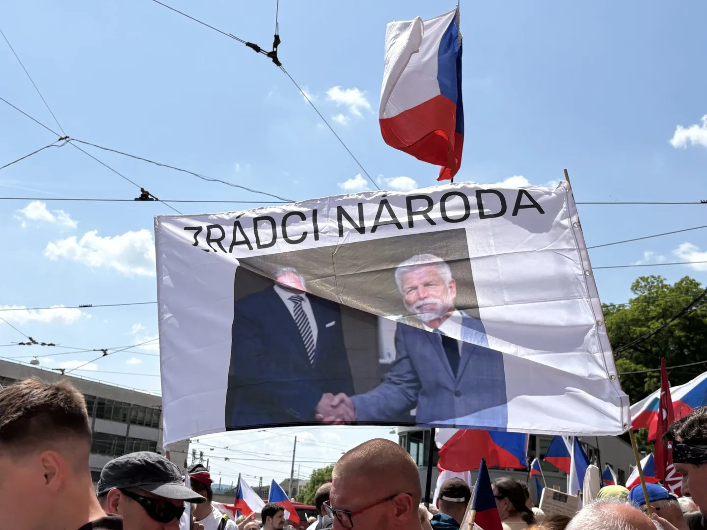 FOTO: Husitský chorál a české vlajky. Brnem prošel protest proti sudetským Němcům