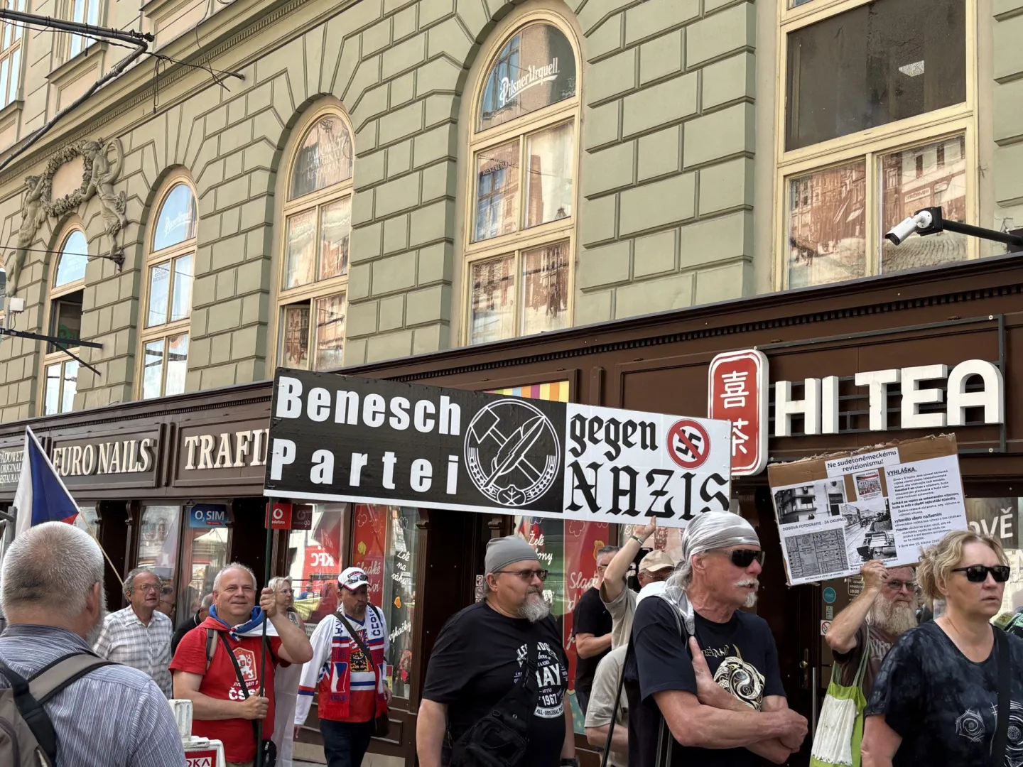 FOTO: Husitský chorál a české vlajky. Brnem prošel protest proti sudetským Němcům
