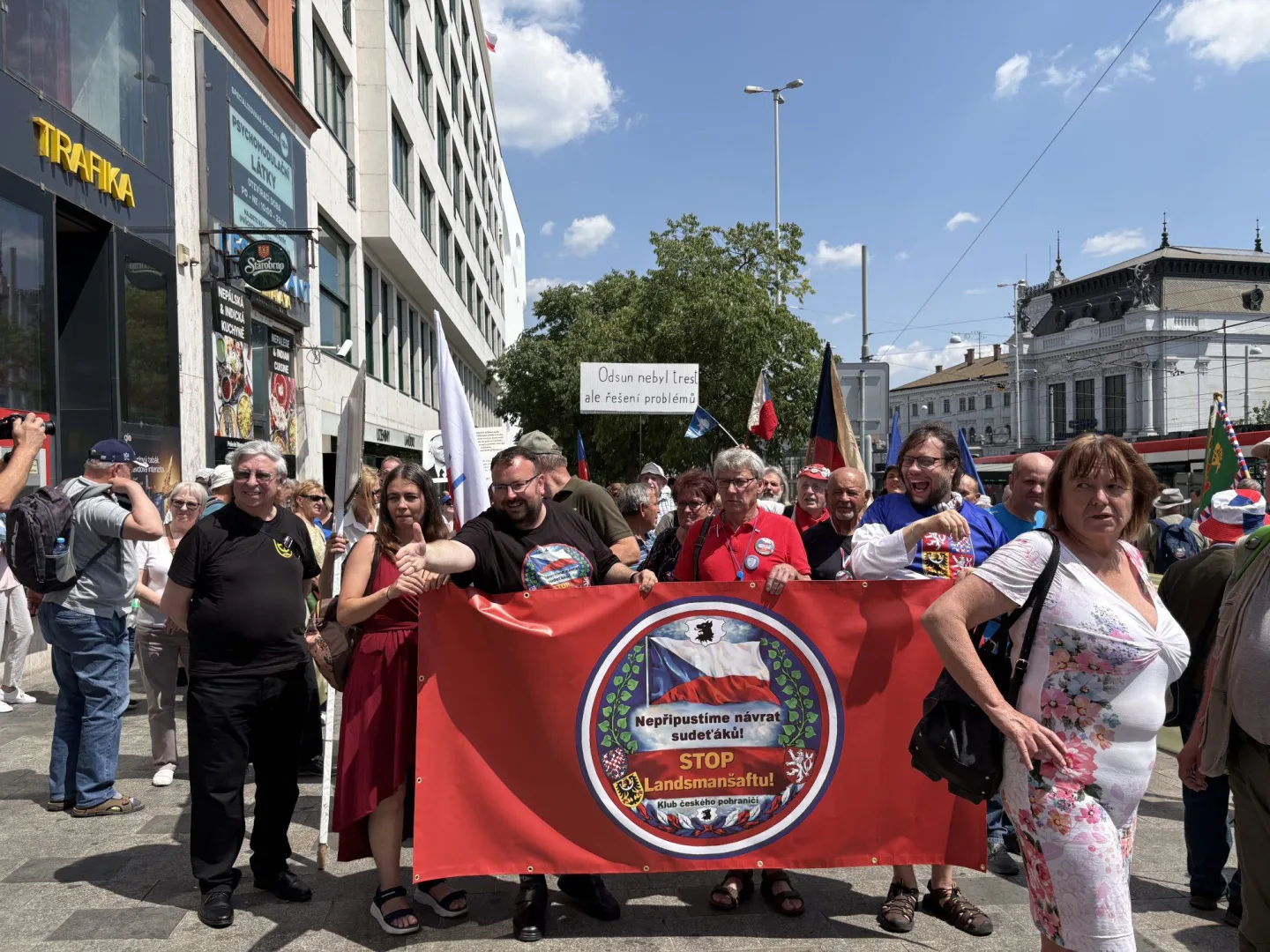 FOTO: Husitský chorál a české vlajky. Brnem prošel protest proti sudetským Němcům