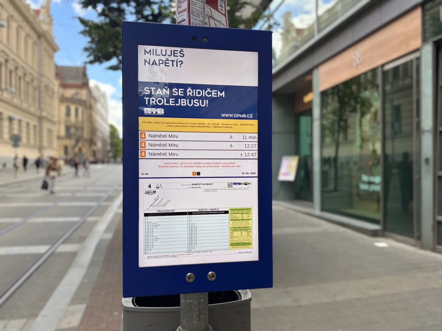 Zpoždění i mimořádnosti. Brněnský dopravce testuje elektronickou vývěsku