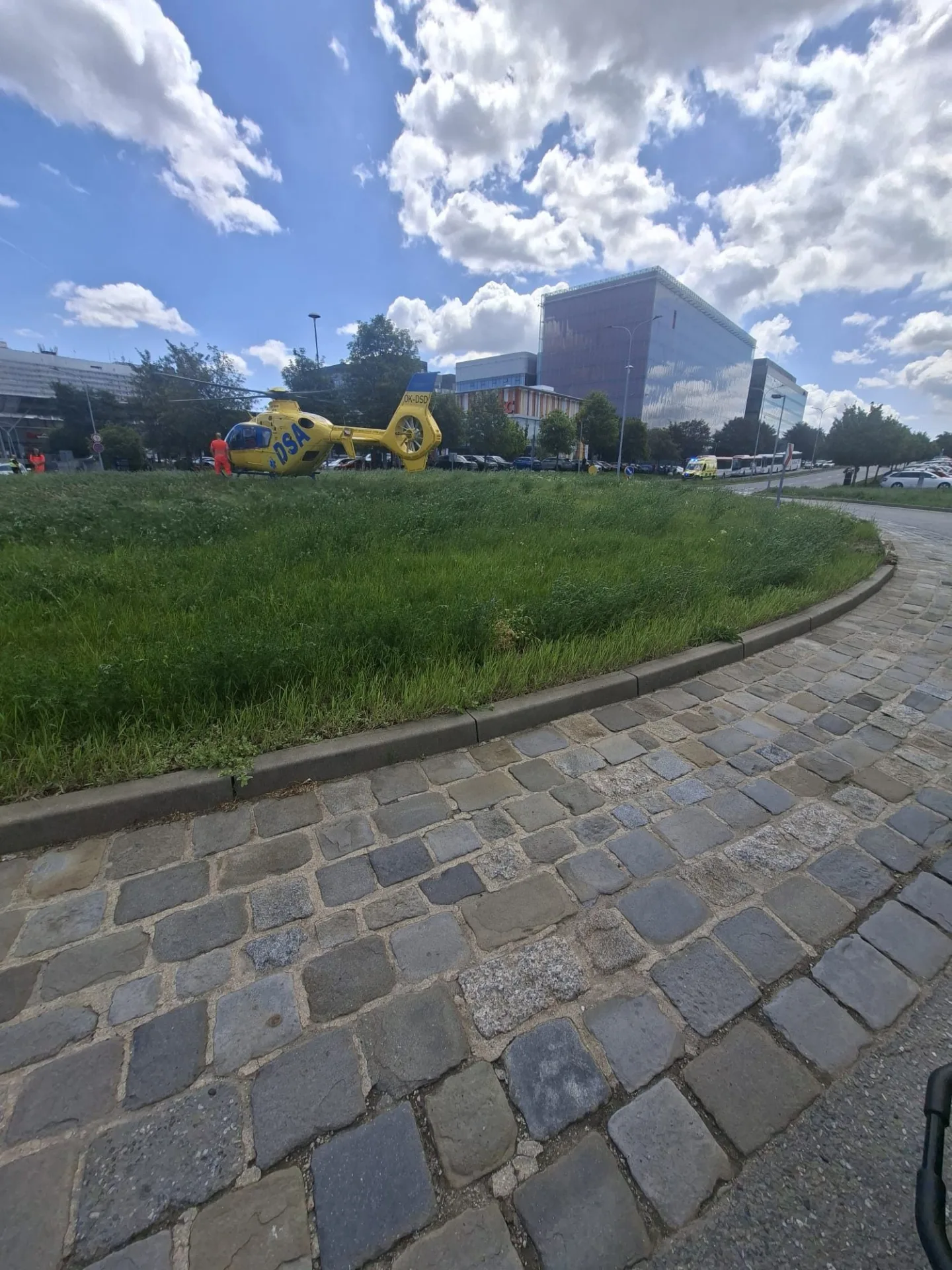 Heliport byl plný, záchranářský vrtulník tak s pacientkou v Brně přistál na kruháči