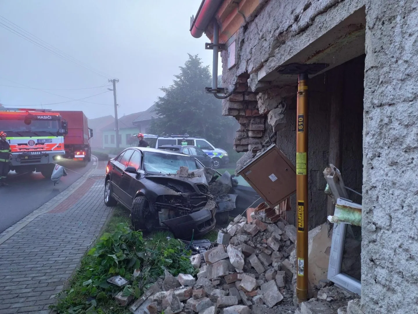 Pobořil dům a vážně se zranil. Řidiče po havárii na Brněnsku vyprošťovali hodiny