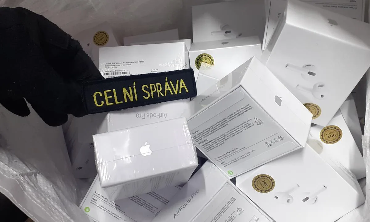 Kabelky i telefony. Celníci skórovali na tržnici v Hatích, našli padělky za miliony
