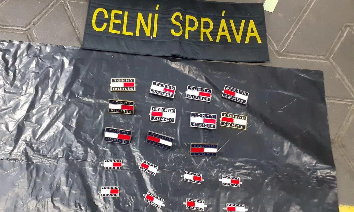 Kabelky i telefony. Celníci skórovali na tržnici v Hatích, našli padělky za miliony