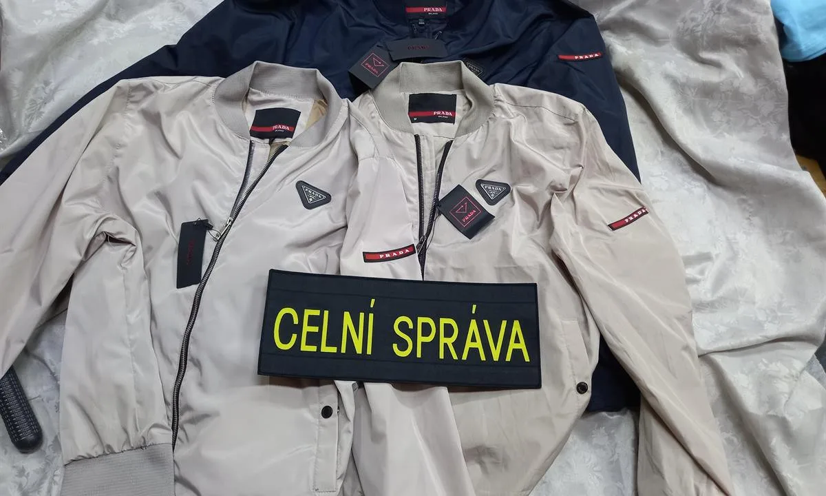 Kabelky i telefony. Celníci skórovali na tržnici v Hatích, našli padělky za miliony