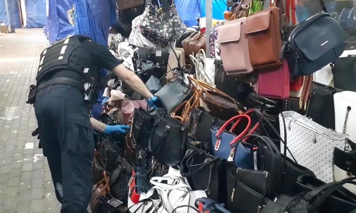 Kabelky i telefony. Celníci skórovali na tržnici v Hatích, našli padělky za miliony