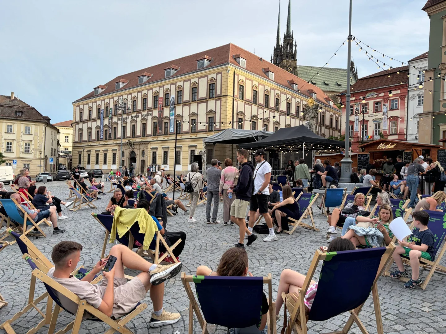 Odpočívat ve městě a trávit čas na sluníčku. V centru Brna přibyly stovky lehátek