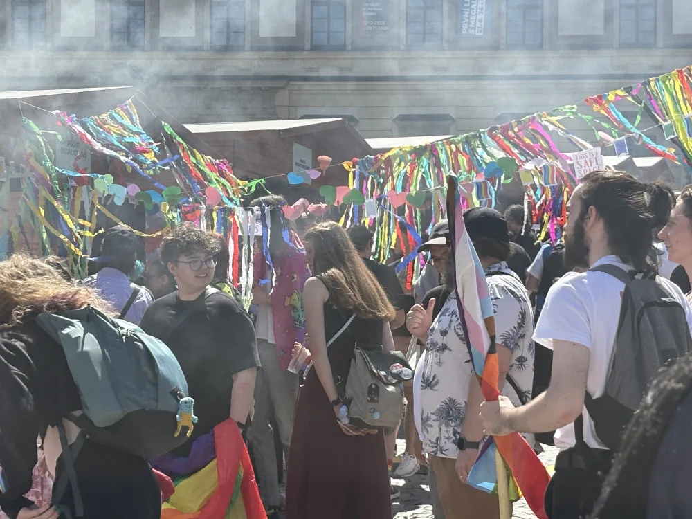 VIDEO: Brnem prošly stovky lidí v duhovém průvodu, dorazily celé rodiny i politici