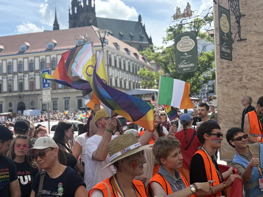 VIDEO: Brnem prošly stovky lidí v duhovém průvodu, dorazily celé rodiny i politici