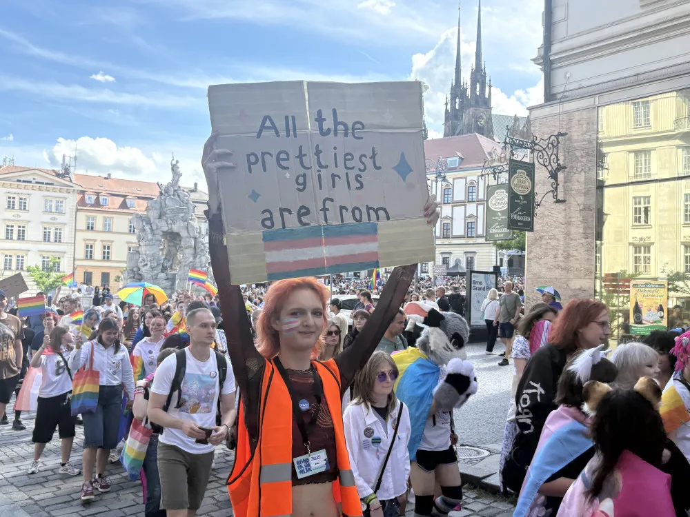 VIDEO: Brnem prošly stovky lidí v duhovém průvodu, dorazily celé rodiny i politici