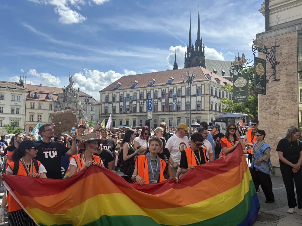 VIDEO: Brnem prošly stovky lidí v duhovém průvodu, dorazily celé rodiny i politici
