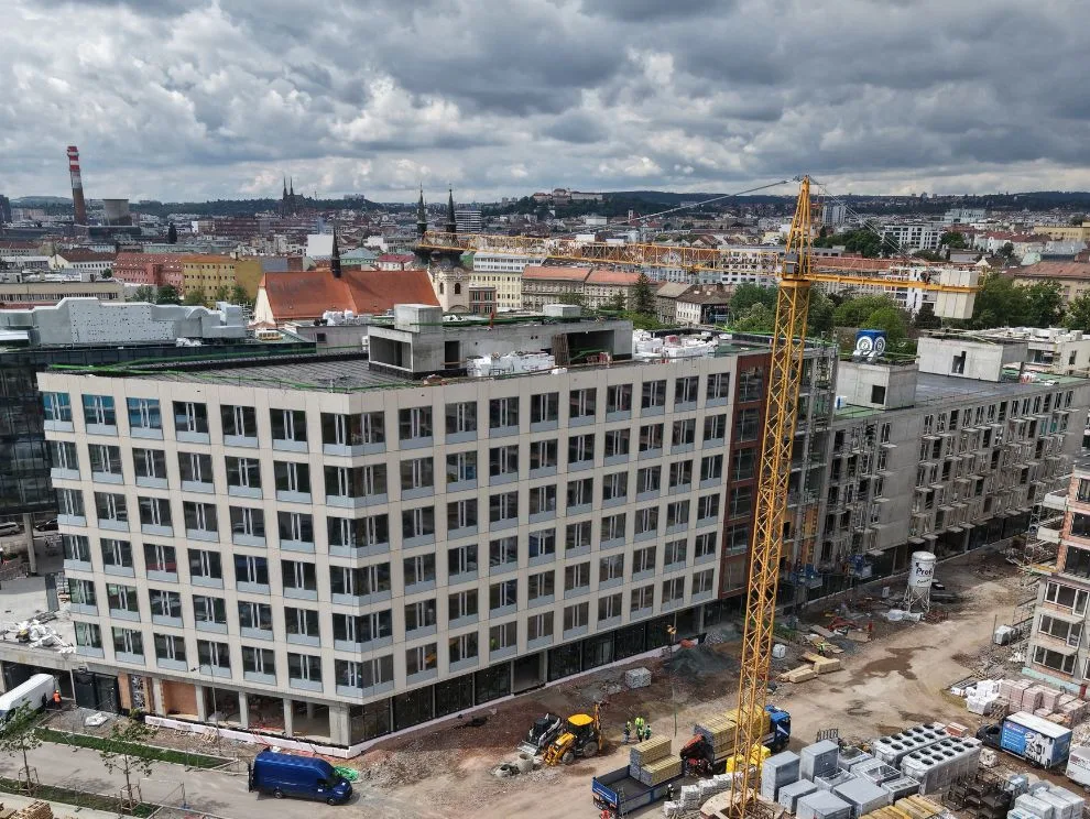 Bydlet budou do Vánoc. Do bytů v brněnské Nové Zbrojovce se nastěhují první lidé