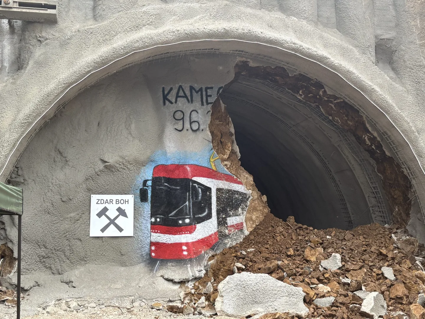Šalinový tunel na Kamechy je proražený. Dělníci se pustí do pokládky kolejí