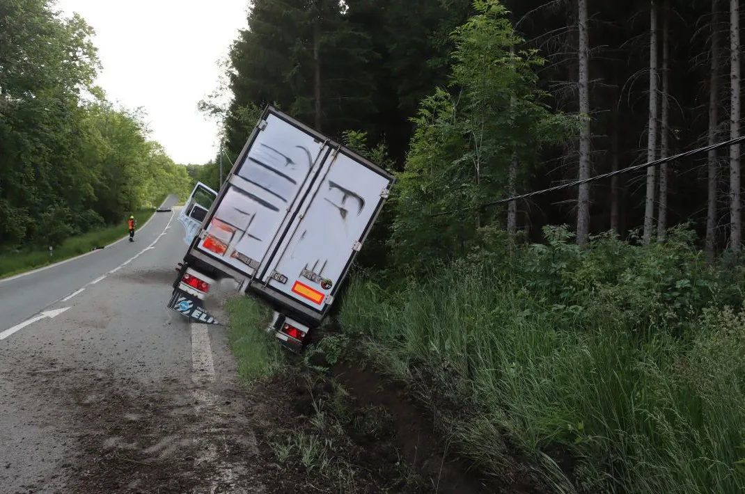 Na Blanensku sjel kamion do příkopu, dva chodci mu včas odskočili z cesty