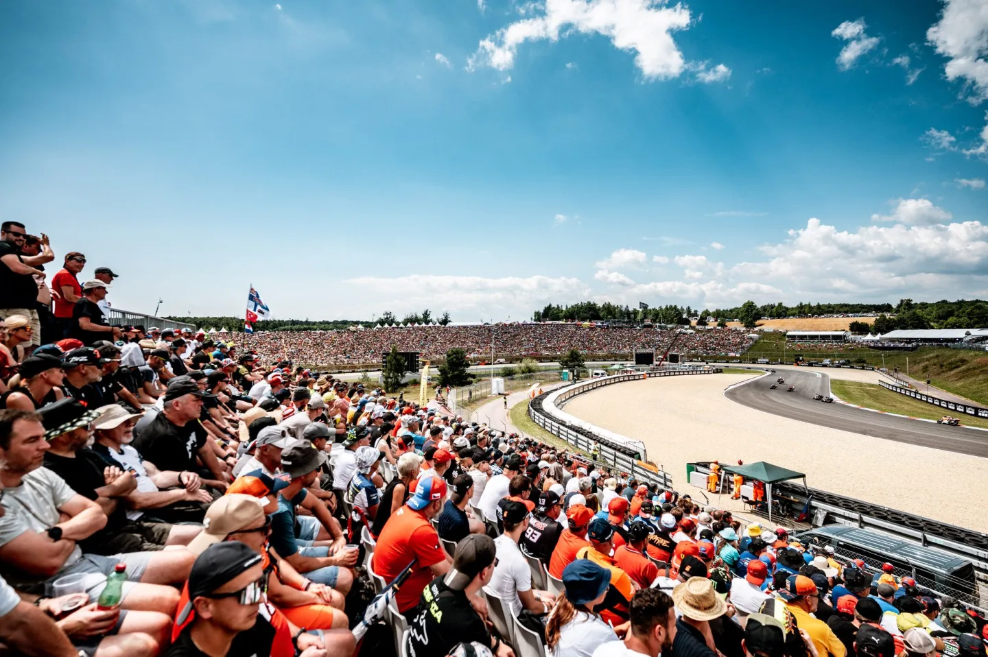 Na hladký průběh MotoGP v Brně dohlédnou stovky strážníků. Doporučují MHD a vodu