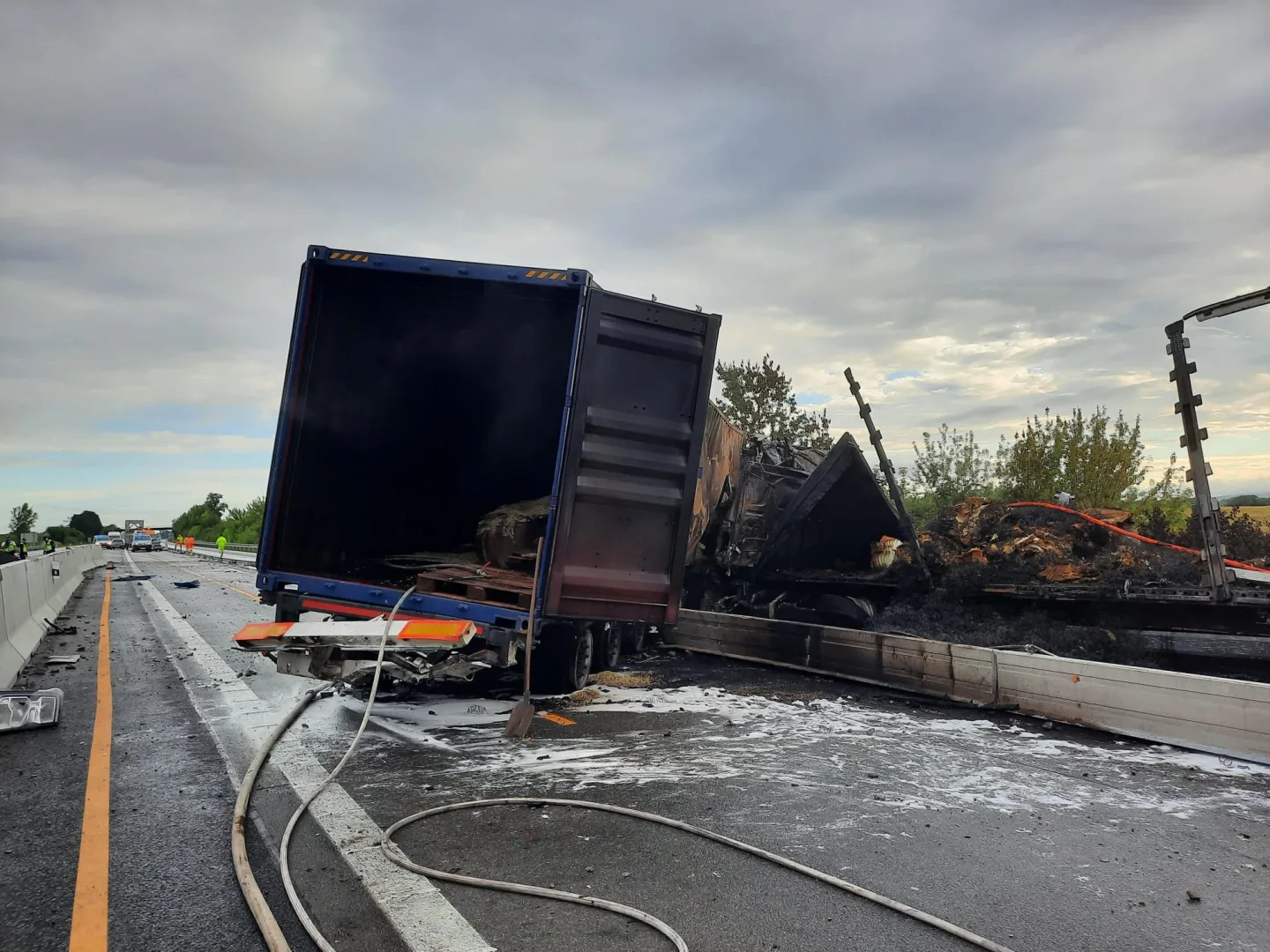 Při nehodě a požáru dvou kamionů na D2 u Brna zemřeli oba řidiči,oba směry stojí