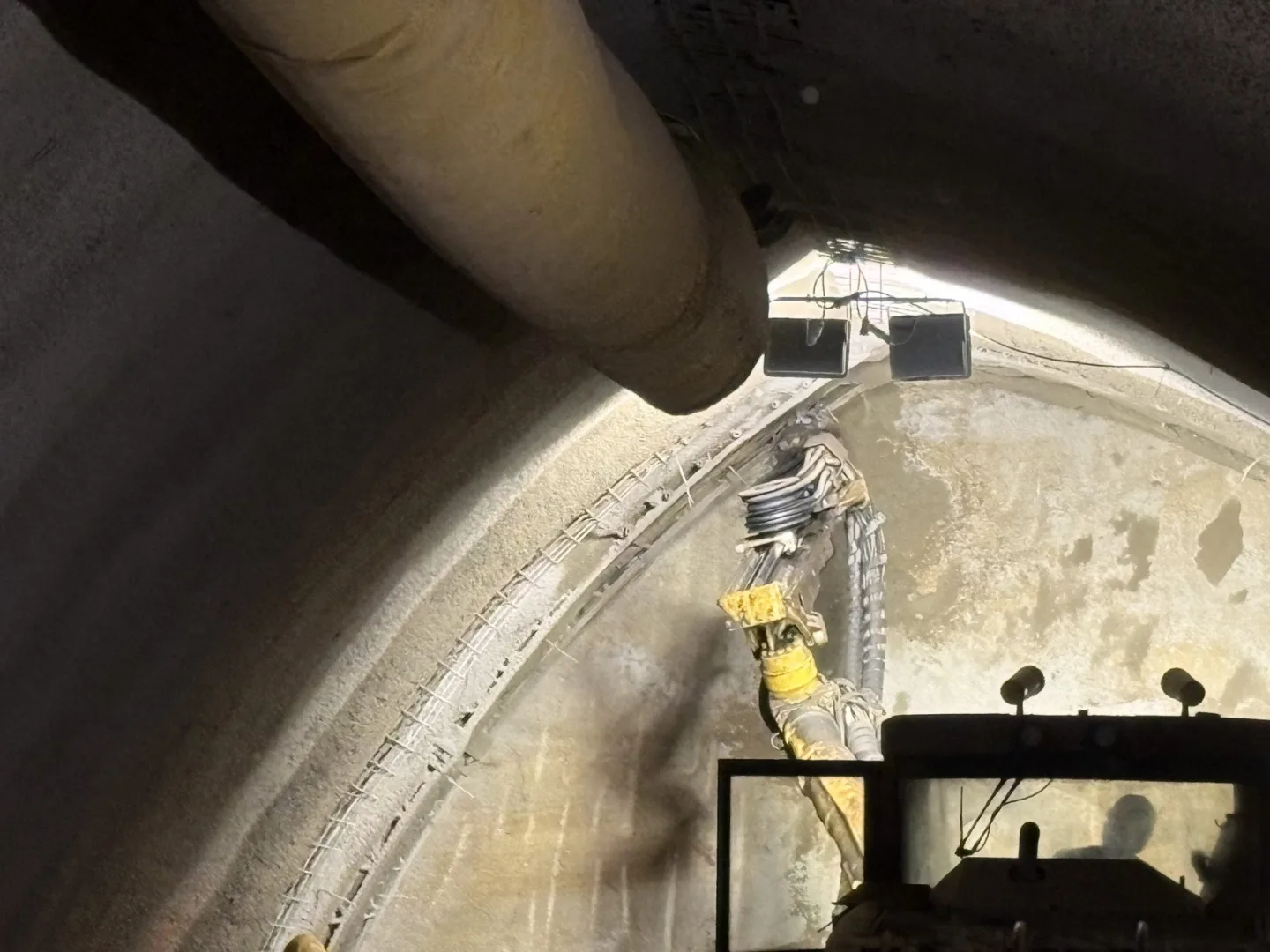 VIDEO: Ražba štoly pod Vinohrady pokračuje. Dělníci se připravují na odstřely ve skále