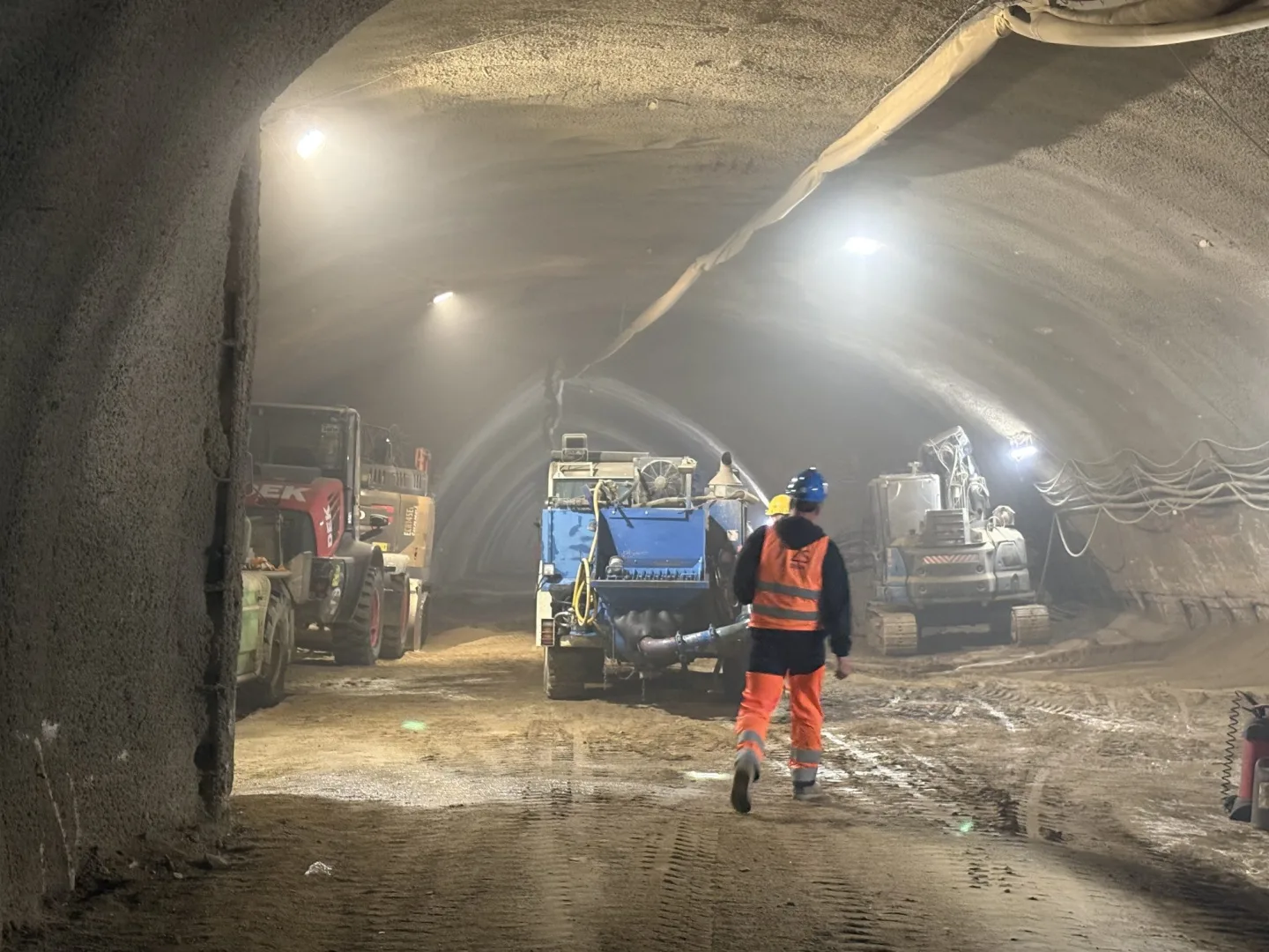 VIDEO: Ražba štoly pod Vinohrady pokračuje. Dělníci se připravují na odstřely ve skále