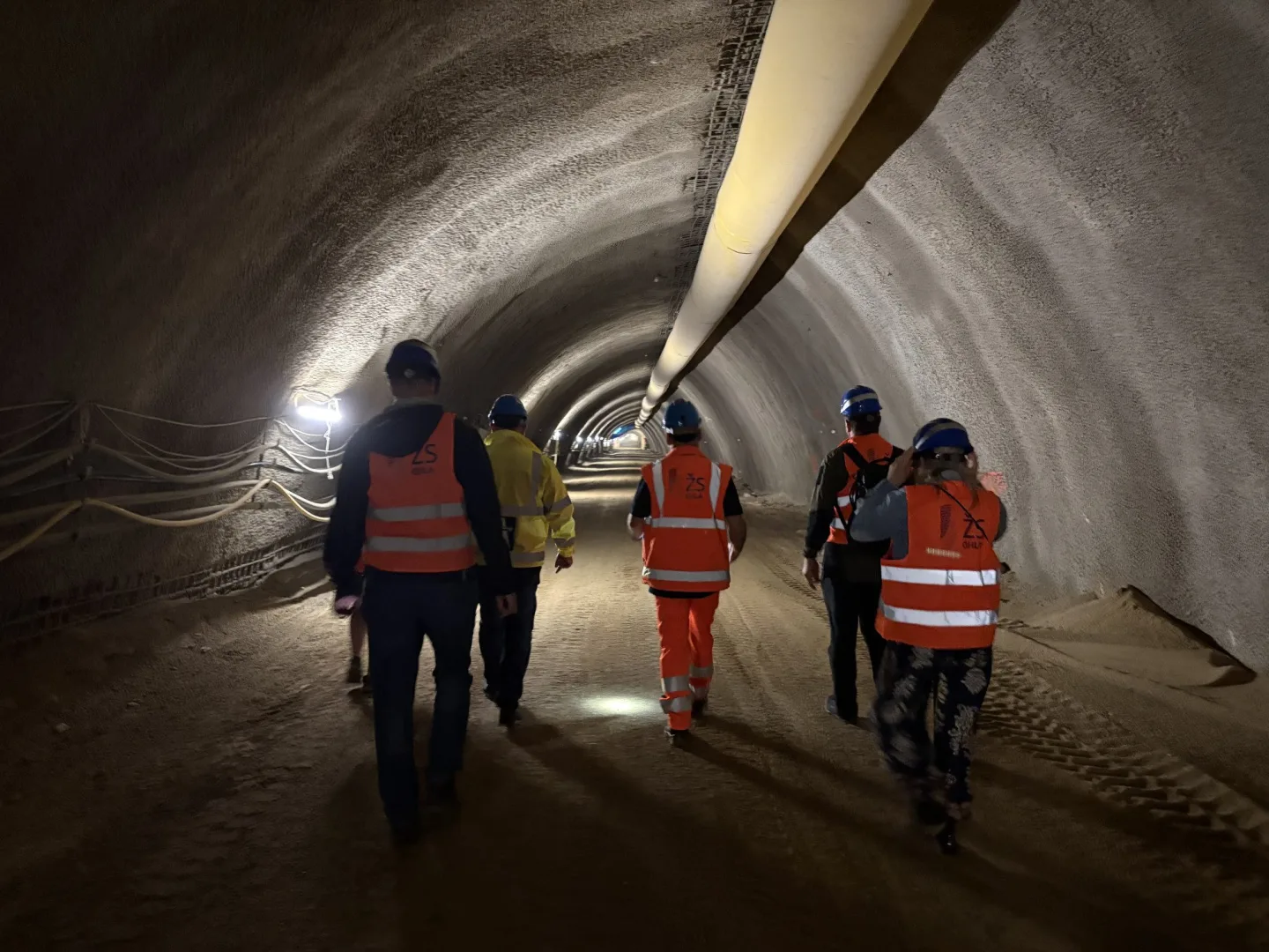 VIDEO: Ražba štoly pod Vinohrady pokračuje. Dělníci se připravují na odstřely ve skále