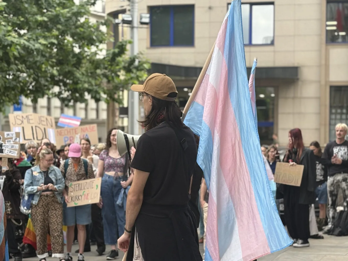 FOTO: Jednou nohou v Rusku? V Brně protestovali proti zásahům do práv trans lidí