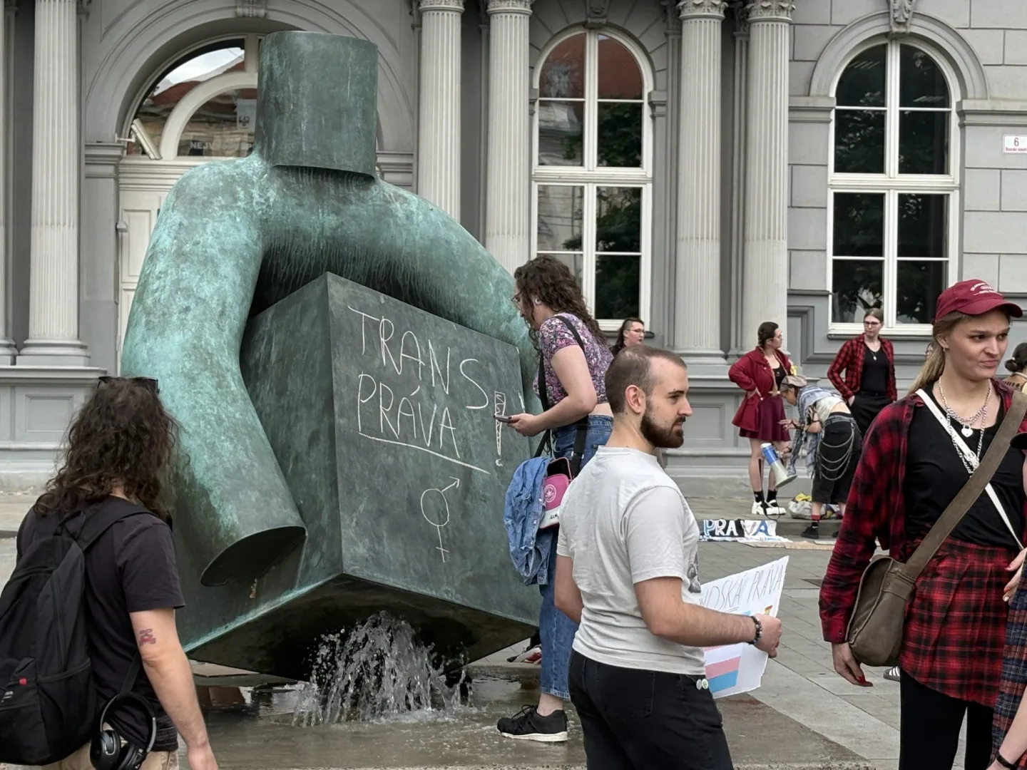 FOTO: Jednou nohou v Rusku? V Brně protestovali proti zásahům do práv trans lidí