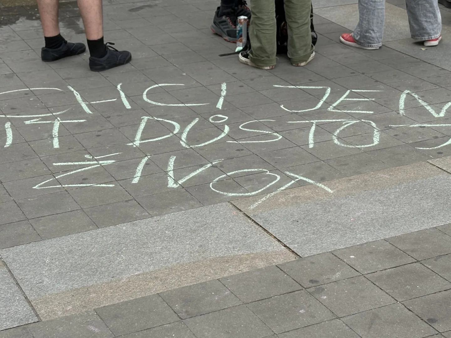 FOTO: Jednou nohou v Rusku? V Brně protestovali proti zásahům do práv trans lidí