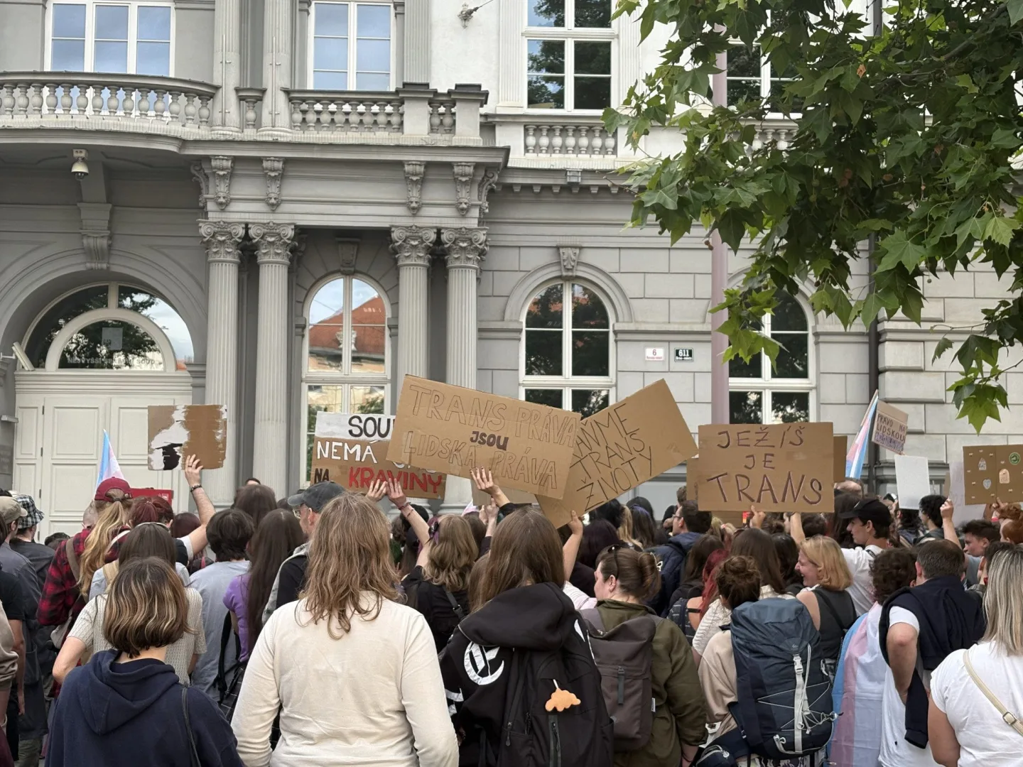 FOTO: Jednou nohou v Rusku? V Brně protestovali proti zásahům do práv trans lidí