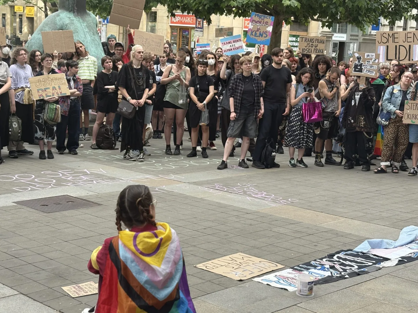 FOTO: Jednou nohou v Rusku? V Brně protestovali proti zásahům do práv trans lidí