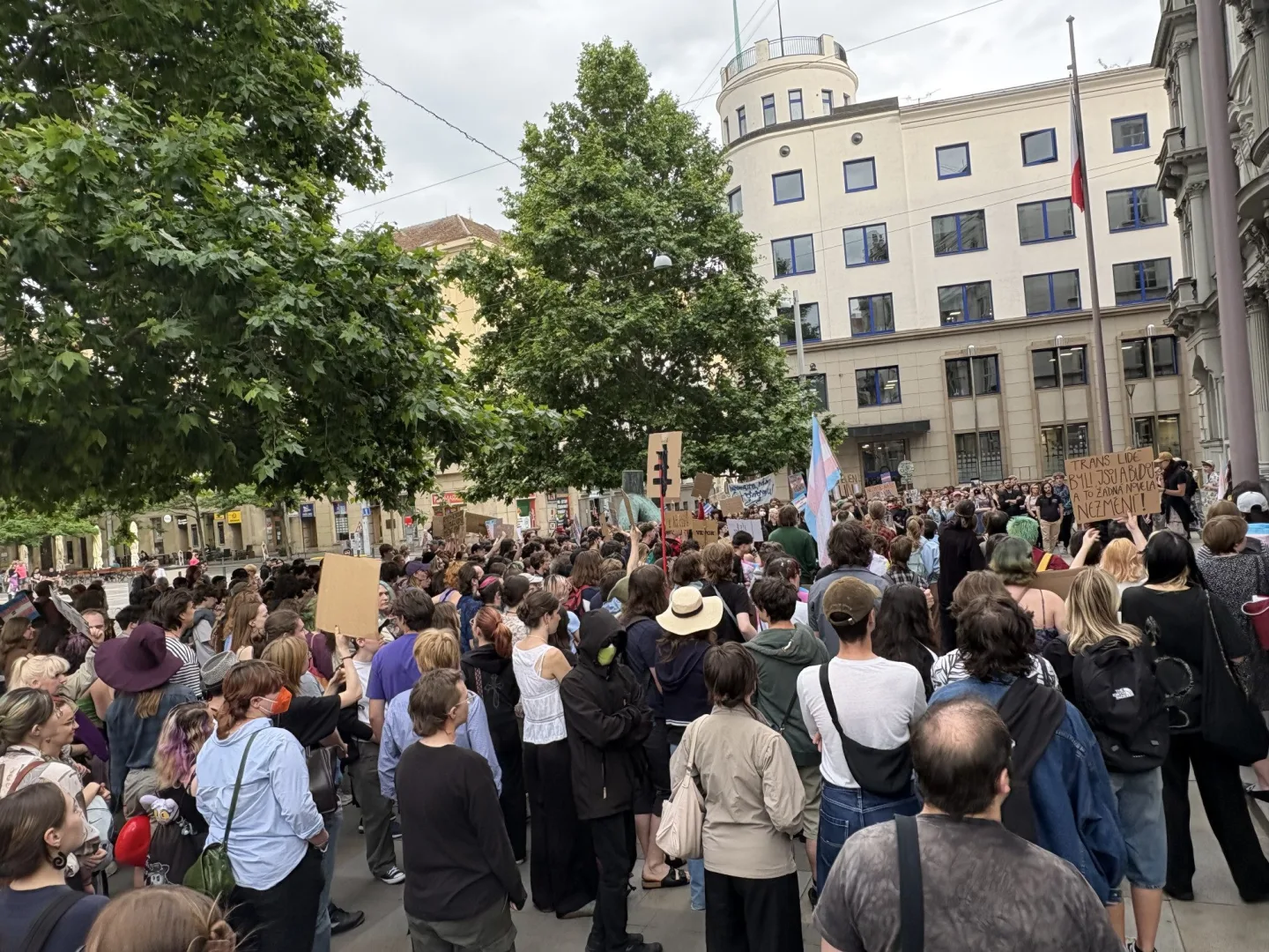 FOTO: Jednou nohou v Rusku? V Brně protestovali proti zásahům do práv trans lidí