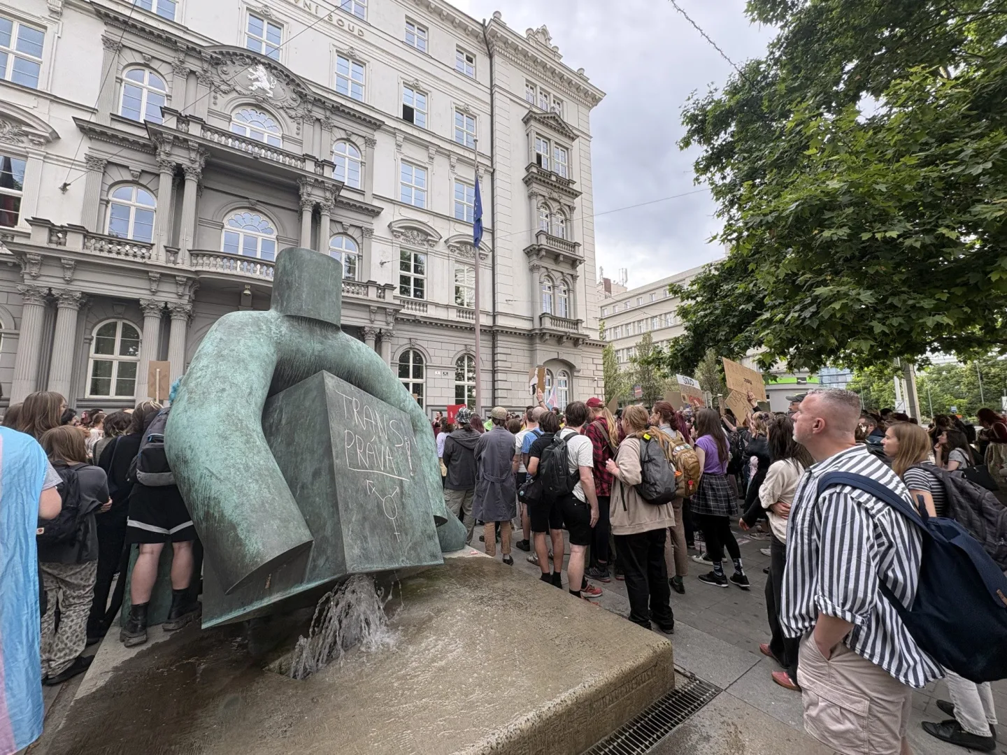 FOTO: Jednou nohou v Rusku? V Brně protestovali proti zásahům do práv trans lidí