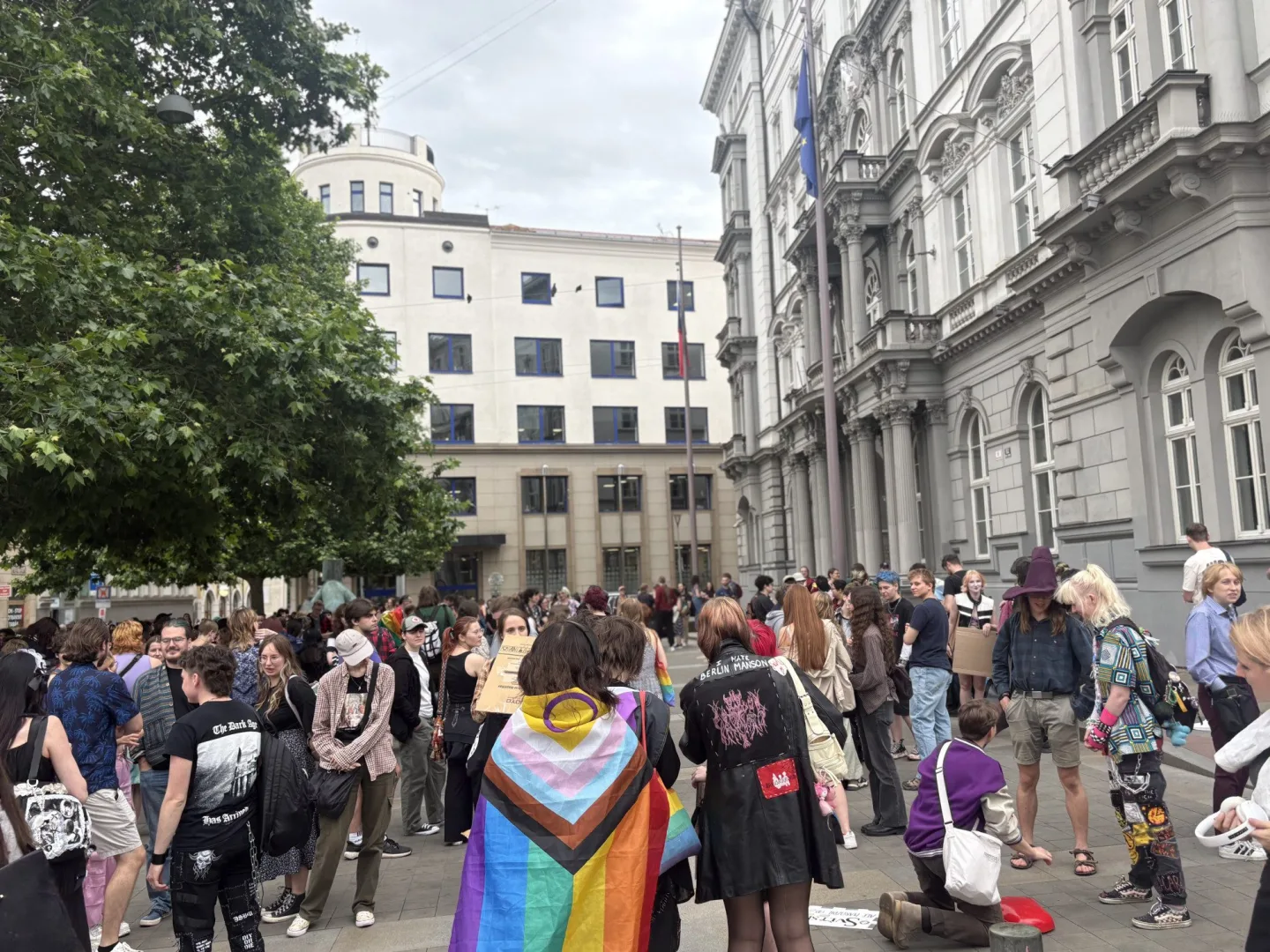 FOTO: Jednou nohou v Rusku? V Brně protestovali proti zásahům do práv trans lidí
