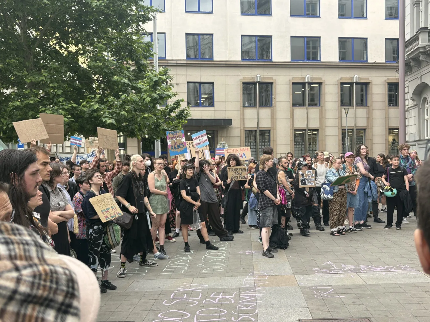 FOTO: Jednou nohou v Rusku? V Brně protestovali proti zásahům do práv trans lidí