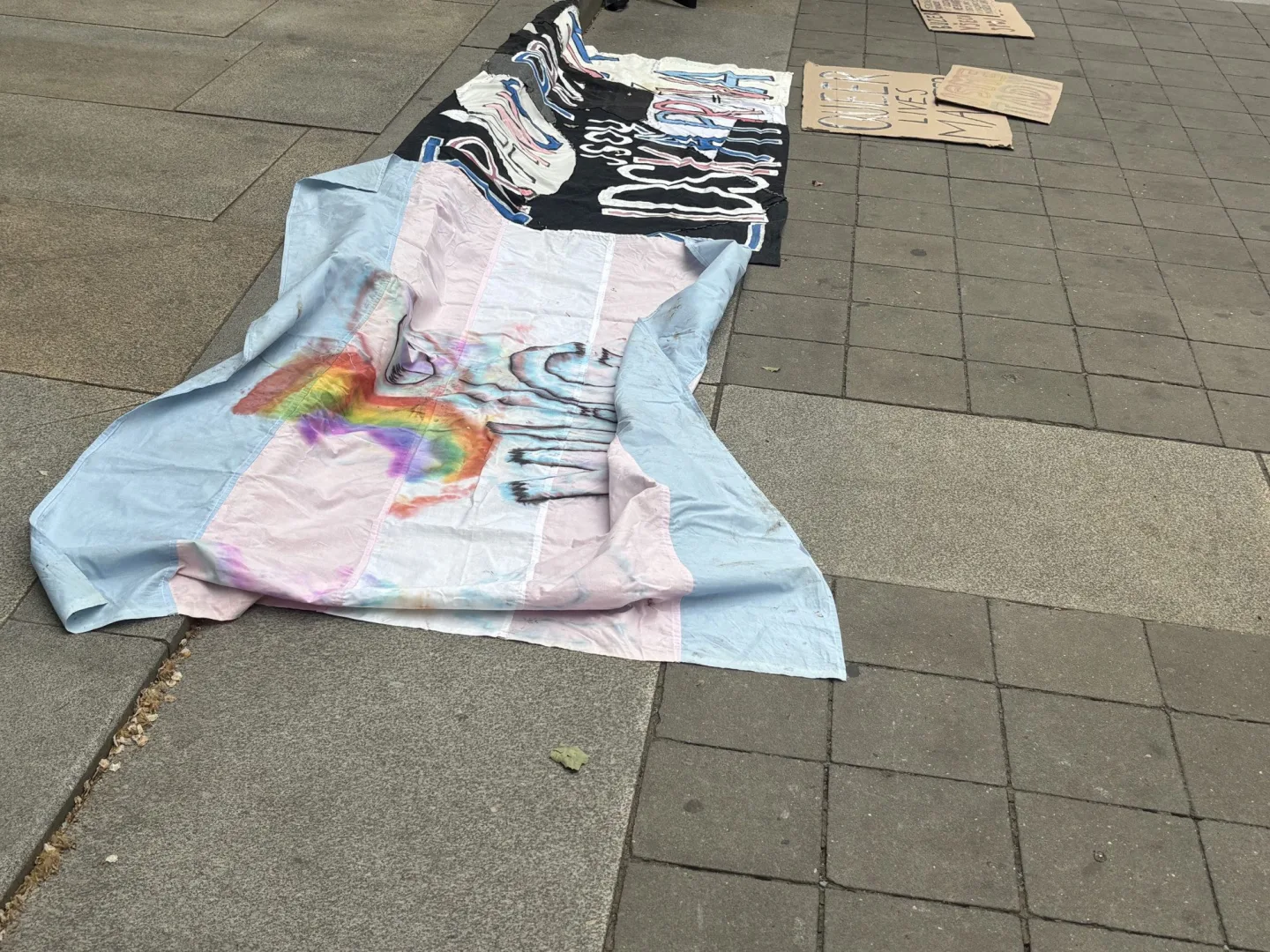 FOTO: Jednou nohou v Rusku? V Brně protestovali proti zásahům do práv trans lidí