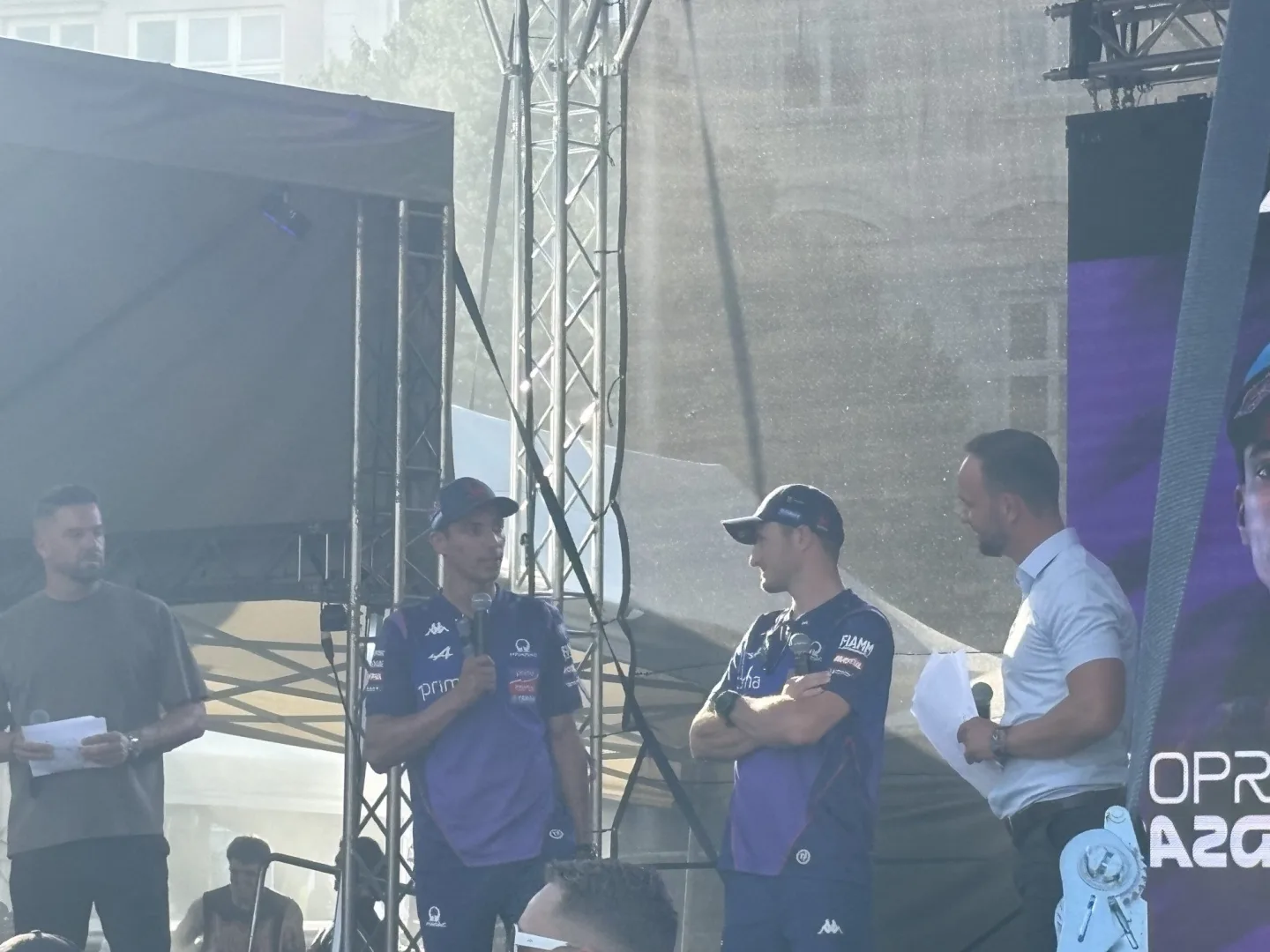 VIDEO: Hvězdy MotoGP dorazily na Svoboďák. Fanoušci lovili podpisy i trička