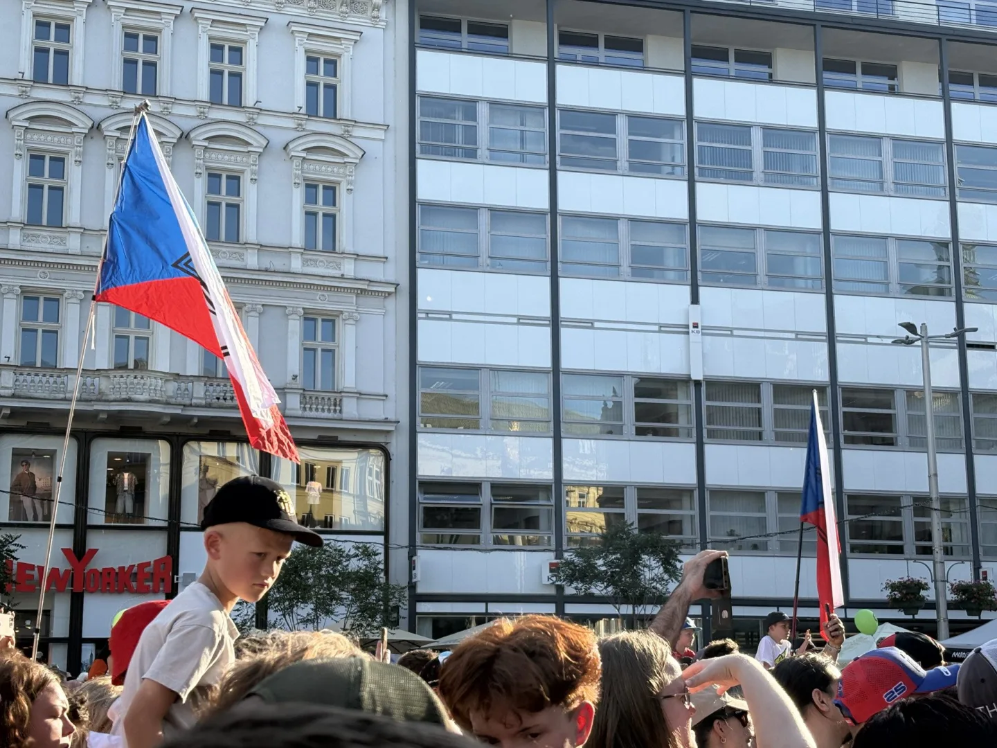 VIDEO: Hvězdy MotoGP dorazily na Svoboďák. Fanoušci lovili podpisy i trička