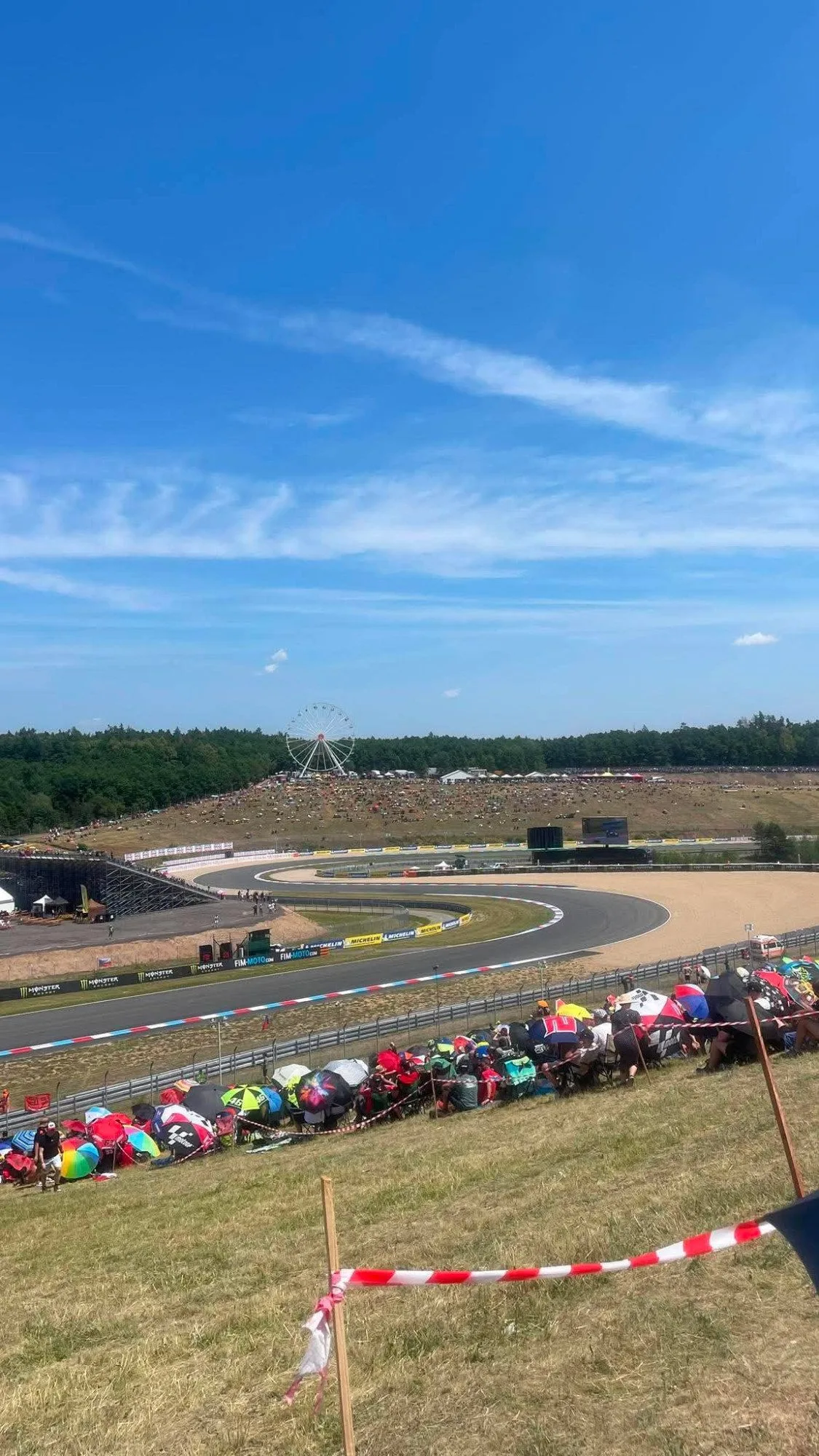 FOTO: MotoGP v Brně láká davy. Podívejte se na sobotní atmosféru kolem okruhu
